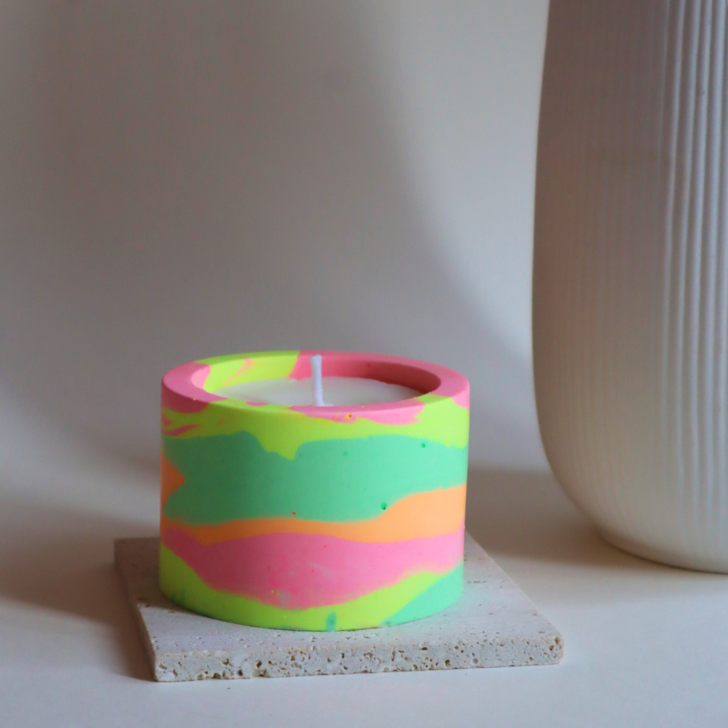 Pot à bougie rose multicolore